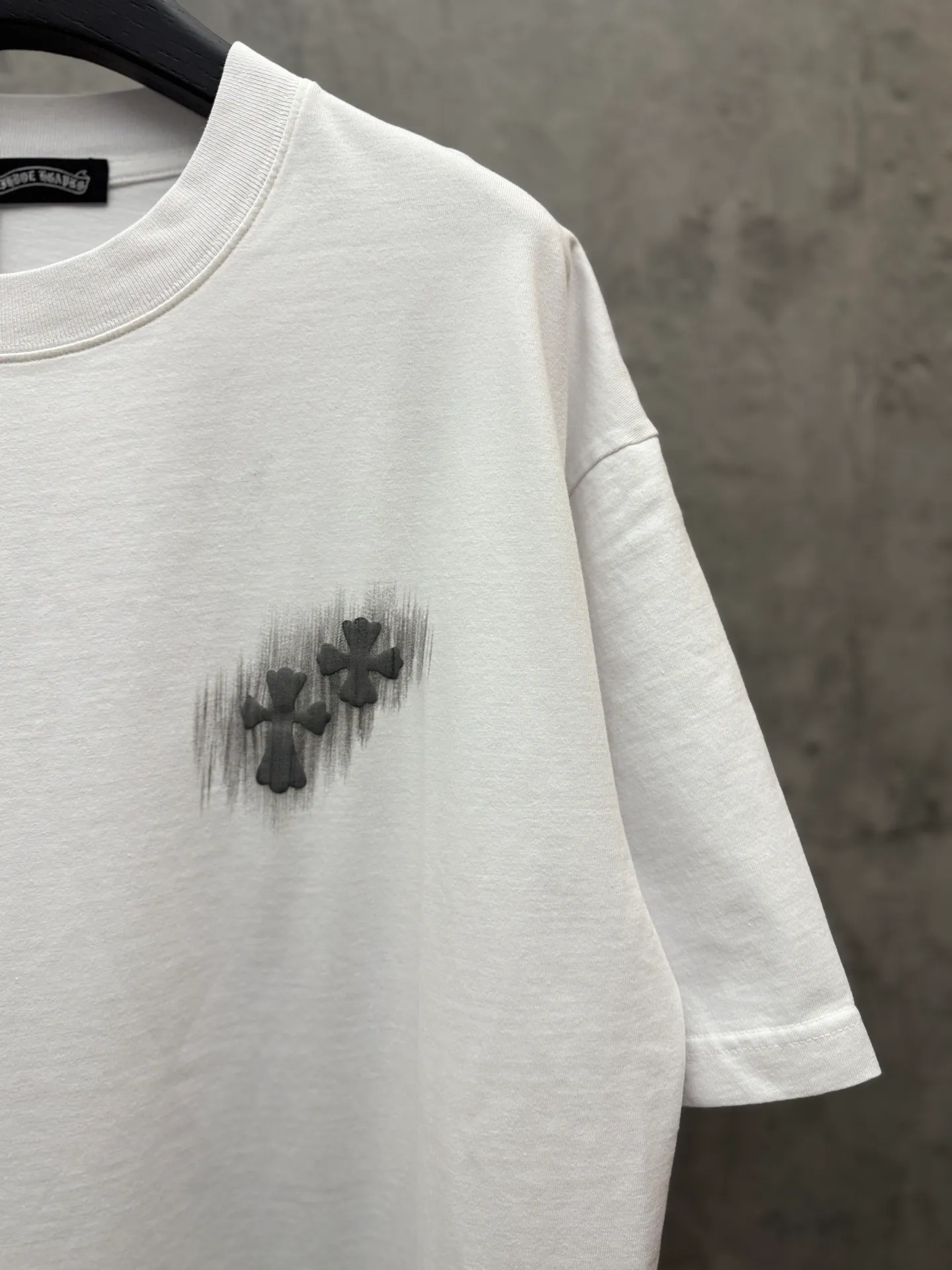 P190 top version, real shot without P, ​​different from market currency) 𝗖𝗵𝗿𝗼𝗺𝗲 𝗛𝗲𝗮𝗿𝘁𝘀/Croxin 2026 Spring New Original Single Counter American Laser Direct Injection Couple Short Sleeves 👑The highest version! Customized fabric 300g washed, best-selling model at the counter, very comfortable to wear. Accessories: original molded and authenticated collar label ➕ 100% silk wash label. Genuine purchase-grade original hangtag➕matching hanging rope➕3D hanging beads➕original packaging bag. Craftsmanship: The original version has consistent wiring! The highest version of the armhole matching technique! Color: White Black Gray Size: S M L XL Style Number: 26-2057